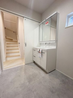 ���ʑ�E���ʏ��@�����ʒE�ߎ����Ǝ������ɔz���������ʃX�y�[�X�������g�x�x���X���[�Y�ɍs���܂���