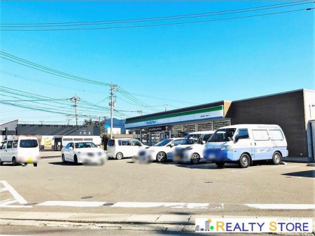 ���ӊ��@�t�@�~���[�}�[�g�u�Ɠ엢�꒚�ړX �k��4���B 260m