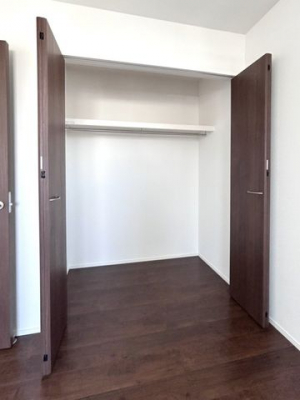 ���[�@���N���[�[�b�g(6.0���m��)���e�ʑ傫�߂Ȃ̂ŁA�G�ߕ��̈ߗނ��X�b�L�����[��