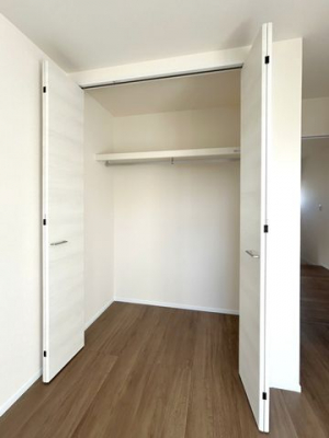 ���[�@���N���[�[�b�g(5���m��)���e�ʑ傫�߂Ȃ̂ŁA����������������Еt���܂���