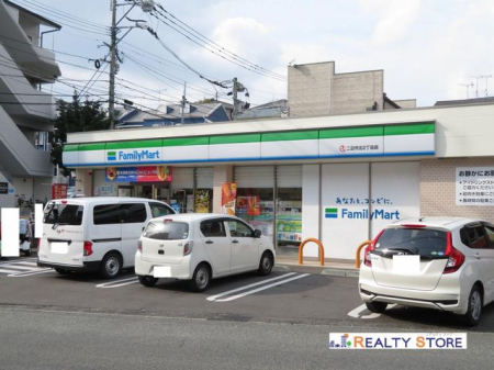 ���ӊ��@�t�@�~���[�}�[�g����s�k2���ړX �k��10���B 700m