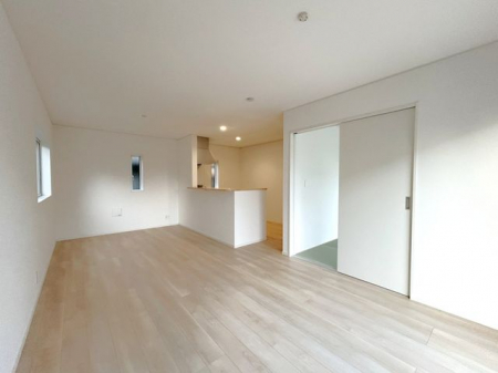 ���r���O�@�����r���O�������݂̂���i�`�������ȏ��F�̃��r���O���Ԃ����邢��ۂɂȂ�A�Ƌ��C���e���A�����킹�₷���l�C�̂���F���ł���