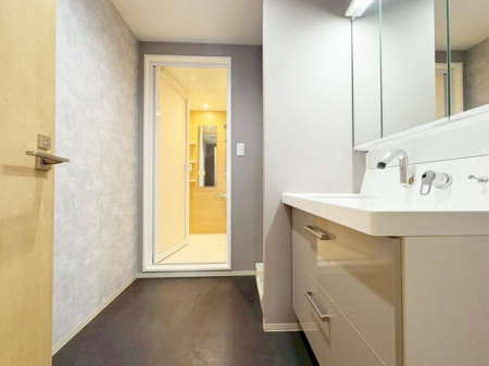 ʑEʏ@܂łX̂悤ȃpE_[[ł