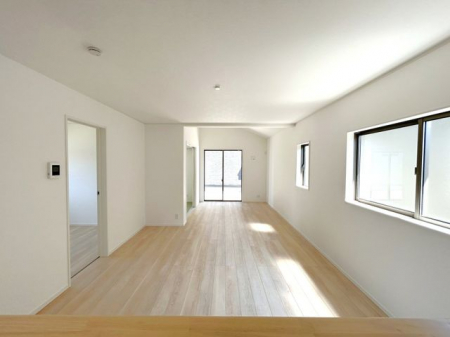 ���r���O�@�����r���O�������݂̂���i�`�������ȏ��F�̃��r���O���Ԃ����邢��ۂɂȂ�A�Ƌ��C���e���A�����킹�₷���l�C�̂���F���ł���