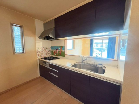 �L�b�`���@�V�X�e���L�b�`���Ζʎ��Ȃ̂ŉƑ��Ɖ�b���Ȃ���Ǝ����ł��܂��B