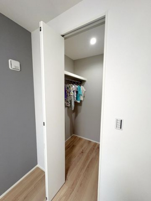 ���[�@���N���[�[�b�g(6���m��)���e�ʑ傫�߂Ȃ̂ŁA����������������Еt���܂���