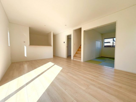 ���r���O�@�����r���O�������݂̂���i�`�������ȏ��F�̃��r���O���Ԃ����邢��ۂɂȂ�A�Ƌ��C���e���A�����킹�₷���l�C�̂���F���ł���