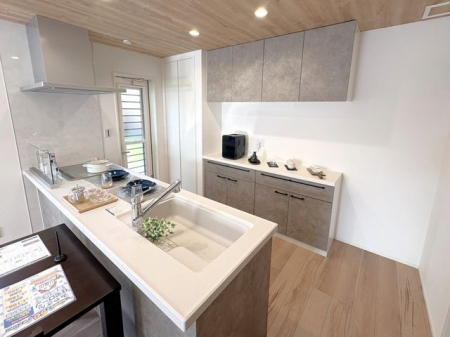 �L�b�`���@���L�b�`�����V������ȃt���t���b�g�L�b�`�����ƃX�y�[�X���L���A�����l�ł̒��������₷���̂����͂ł���J�b�v�{�[�h�Ƀp���g���[������