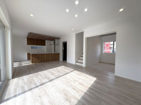 ���r���O�@�����r���O�������݂̂���i�`�������ȏ��F�̃��r���O���Ԃ����邢��ۂɂȂ�A�Ƌ��C���e���A�����킹�₷���l�C�̂���F���ł���