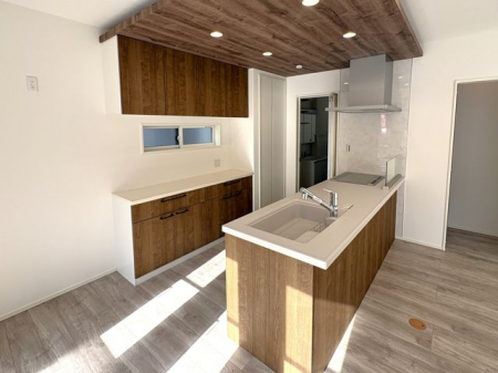 �L�b�`���@���L�b�`�����V������ȃt���t���b�g�L�b�`�����ƃX�y�[�X���L���A�����l�ł̒��������₷���̂����͂ł���J�b�v�{�[�h�Ƀp���g���[������