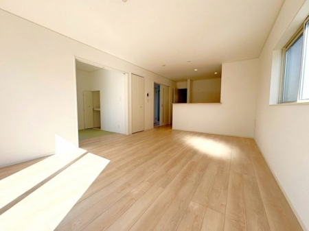 ���r���O�@�����r���O�������݂̂���i�`�������ȏ��F�̃��r���O���Ԃ����邢��ۂɂȂ�A�Ƌ��C���e���A�����킹�₷���l�C�̂���F���ł���