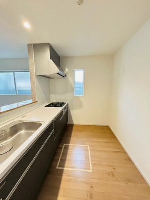 �L�b�`���@���L�b�`�����Ζʎ��Ȃ̂ŉƑ��Ɖ�b���Ȃ���Ǝ����ł��܂���