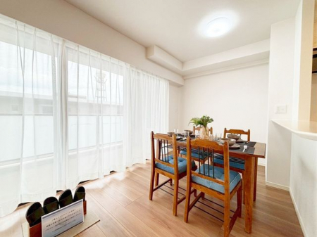 ���r���O�@�����r���O���V�����ŉƋ��C���e���A�I�т��y���݂̈�ł���