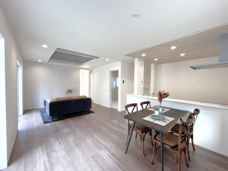 ���r���O�@�����r���O�������݂̂���i�`�������ȏ��F�̃��r���O���Ԃ����邢��ۂɂȂ�A�Ƌ��C���e���A�����킹�₷���l�C�̂���F���ł���