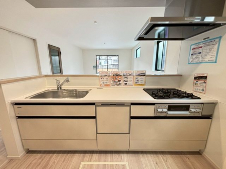 �L�b�`���@���V�X�e���L�b�`�����Ζʎ��Ȃ̂ŉƑ��Ɖ�b���Ȃ���Ǝ����ł��܂���