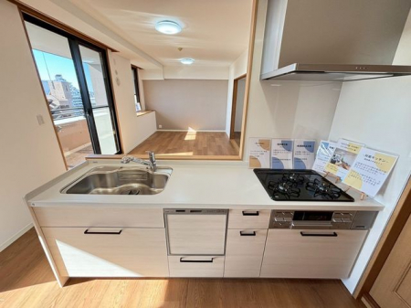 �L�b�`���@���V�X�e���L�b�`�����Ζʎ��Ȃ̂ŉƑ��Ɖ�b���Ȃ���Ǝ����ł��܂���