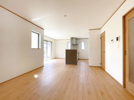 ���r���O�@�����r���O�������݂̂���i�`�������ȏ��F�̃��r���O���Ԃ����邢��ۂɂȂ�A�Ƌ��C���e���A�����킹�₷���l�C�̂���F���ł���