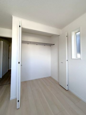 ���[�@���N���[�[�b�g(5���m��)���e�ʑ傫�߂Ȃ̂ŁA����������������Еt���܂���