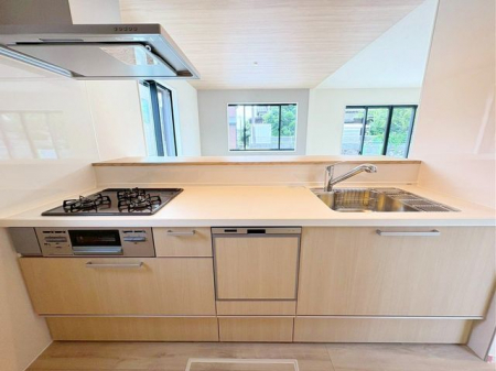 �L�b�`���@�Ζʎ��Ȃ̂ŉƑ��Ɖ�b���Ȃ���Ǝ����ł��܂���