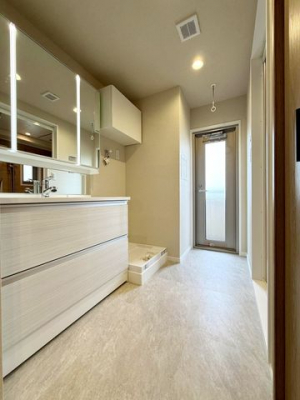 ���ʑ�E���ʏ��@�y���ʉ��ϑ�z�z�e�����C�N�ȃf�U�C���̐��ʉ��ϑ���l�C�̎O�ʋ��́A�����ɕ֗��Ȏ��[�X�y�[�X�������[�X�y�[�X�ƃx�����_�ɍs���鏟���������A�u���󁨊��������܂��v�����N���N��