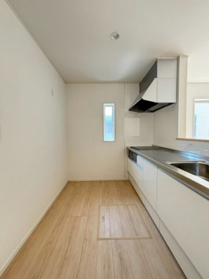 �L�b�`���@�Ζʎ��Ȃ̂ŉƑ��Ɖ�b���Ȃ���Ǝ����ł��܂���