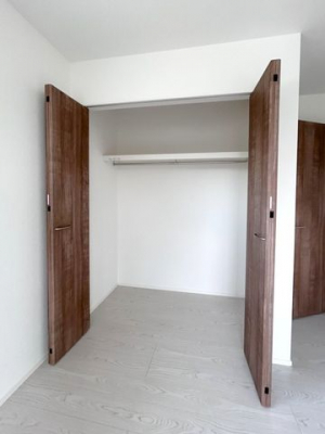 �o���R�j�[�@���N���[�[�b�g�i6.5���m���j���e�ʑ傫�߂Ȃ̂ŁA�G�ߕ��̈ߗނ��X�b�L�����[��