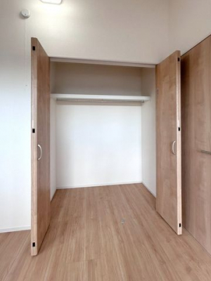 ���[�@���N���[�[�b�g(6.125���m��)���e�ʑ傫�߂Ȃ̂ŁA����������������Еt���܂���