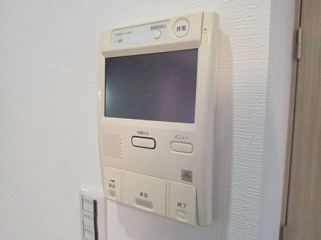 ���̑����ρ@�yTV���j�^�[�t�C���^�[�z���z���ⓖ����O�̐ݔ��ł����A���q�l�̗���Ԏ��ɂ��d�󂷂�K�{�h�ƃA�C�e���ł��B���璆�ɒN���K�˂Ă����̂����m�F�ł��܂����A�ݑ���u��������S�v�������ɂ���܂��B