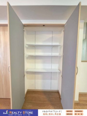 ���[�@�y���[�X�y�[�X�z�L�b�`���߂��ɂ����e�ʂ̎��[�X�y�[�X���I�t���Ő������ڂ����₷���A���p�i��H�i�̃X�g�b�N�Ȃǂ̕ۊǏꏊ�ɑ�ς��X�X���ł���