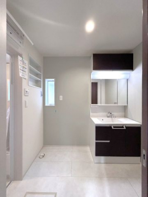 ���ʑ�E���ʏ��@�����ʒE�ߎ����Ǝ������ɔz���������ʃX�y�[�X�������g�x�x���X���[�Y�ɍs���܂���