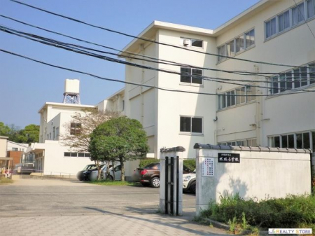 ���ӊ��@���ɕ{�s�����鏬�w�Z �k��23���B 1700m