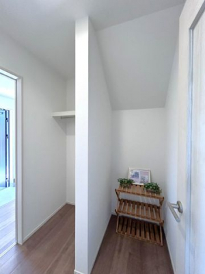 ���[�@���t�@�~���[�N���[�N���Ƒ��̈ߗނ��ꂩ���ɂ܂Ƃ߂�����[�B�Ǝ������ɂ��z�����ꂽ�݌v�ł���