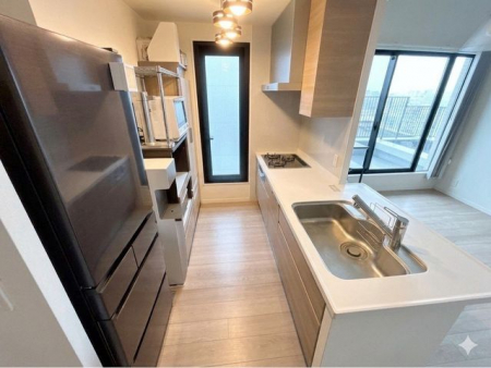 �L�b�`���@�Ζʎ��Ȃ̂ŉƑ��Ɖ�b���Ȃ���Ǝ����ł��܂���