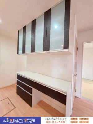 �L�b�`���@�y�J�b�v�{�[�h�z�Ɠd���X�g�b�N������������܂�A�����J�b�v�{�[�h�� �_�[�N�ؖڂ̃f�U�C���ŁA��������}���ăL�b�`���̈�ۂ���i�Ɣ��������o���܂��B